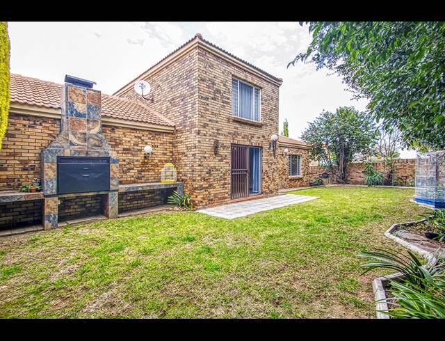 3 BEDROOM TOWNHOUSE TO LET IN RADIOKOP